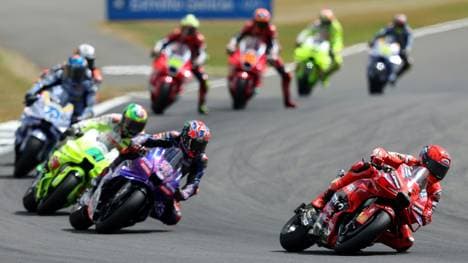 Marc Márquez (r.) und das Feld in Silverstone