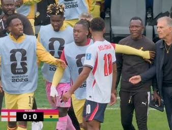 Rudelbildung nach der ersten Halbzeit zwischen England und Ghana. Mittendrin Englands Superstar Jude Bellingham. Aber was könnte der Real-Star in Richtung der ghanaischen Bank gesagt haben?