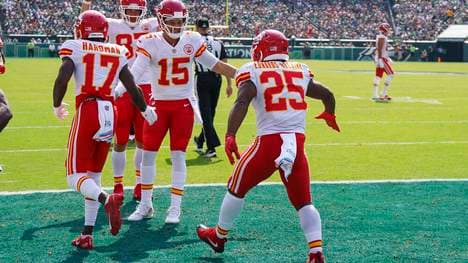 Patrick Mahomes sorgte mit seinem Pass auf  Clyde Edwards-Helaire für Erstaunen