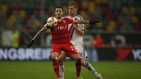 Sercan Sararer wird von Nürnbergs Hanno Behrens bedrängt