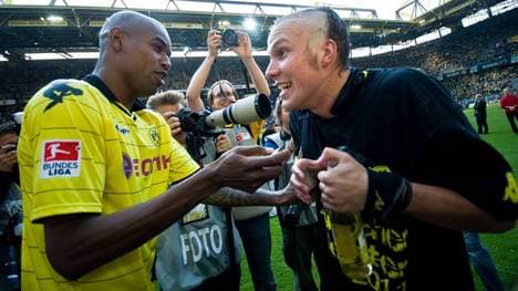 Felipe Santana und ein frisch frisierter Kevin Großkreutz nach dem Dortmunder Meistertitel 2011
