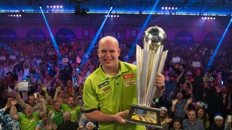 Michael van Gerwen 2017 mit dem WM-Pokal