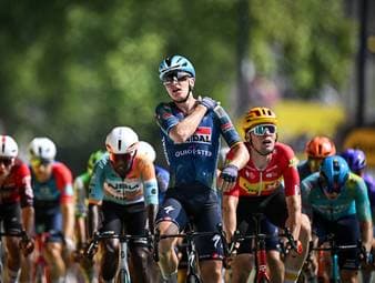 Auf der siebten Etappe der Tour de France treten die Topsprinter in Erscheinung. Auch zwei Deutsche kämpfen im Massensprint um den Sieg mit, aber ein Belgier hat schließlich die Nase vorn.