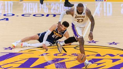 Heißes Duell in den NBA-Playoffs: Jamal Murray (l.) von den Denver Nuggets gegen LeBron James (Los Angeles Lakers)