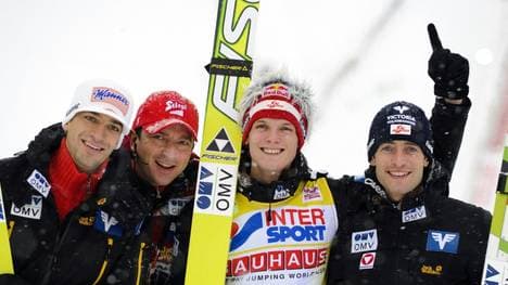 Alexander Pointner (2.v.l.) übt Kritk am ÖSV