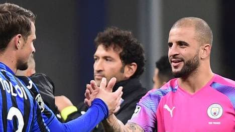 Man Citys Verteidiger Walker hält als Ersatzkeeper alles