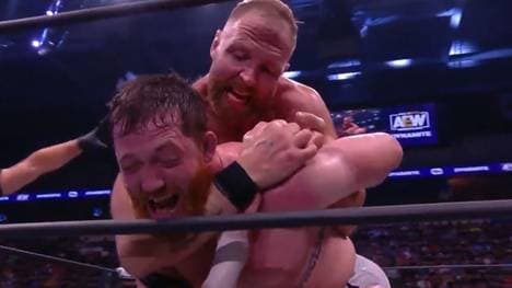Jon Moxley (o.) besiegte Kyle O'Reilly im Hauptkampf von AEW Dynamite
