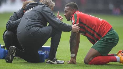 Fußball, 1. Bundesliga, 20220403, FC Augsburg - VfL Wolfsburg. Im Bild Physiotherapeut des FC Augsburg Martin MILLER und Mannschaftsarzt des FC Augsburg Dr. Andreas WEIGEL behandeln Reece OXFORD (FC Augsburg, 4) angeschlagen am Boden. Augsburg WWK-Arena Bayern Deutschland *** Soccer, 1 Bundesliga, 20220403, FC Augsburg VfL Wolfsburg In the picture physiotherapist of FC Augsburg Martin MILLER and team doctor of FC Augsburg Dr Andreas WEIGEL treat Reece OXFORD FC Augsburg, 4 stricken on the ground Augsburg WWK Arena Bayern Germany Copyright: Passion2Press MarkusxFischerx