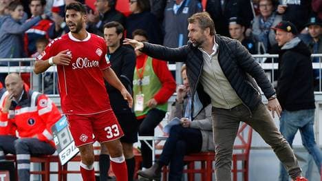 Trainer Bernd Hollerbach weist Elia Soriano von den Würzburger Kickers den Weg 