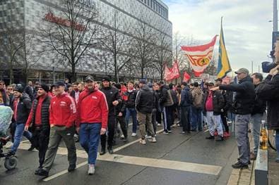 Tausende Fans protestieren in Leipzig