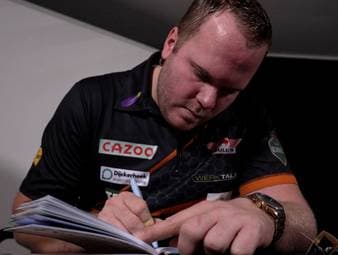 Arbeiten mag er, faule Zeitgenossen weniger: Dirk van Duijvenbode schreibt ins SPORT1-Freundschaftsbuch.