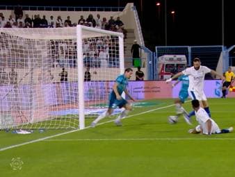 Karim Benzemas Debüt bei Al Hilal verlief grandios. In seinem ersten Startelfeinsatz erzielte der französische Stürmer drei Tore und trug maßgeblich zum 6:0-Sieg gegen Al Okhdood bei.