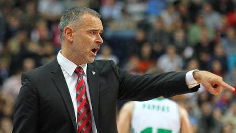 Dirk Bauermann-Basketball-Geste