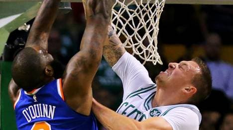 Daniel Theis (r.) gewinnt mit den Boston Celtics gegen die New York Knicks