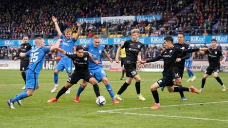 Der 1. FC Magdeburg (in schwarz) konnte seine Tabellenführung ausbauen