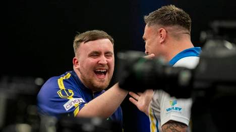 Luke Littler (l.) will den nächsten Titel beim World Matchplay einfahren