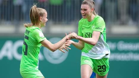 Jule Brand (r.) bejubelt die frühe Führung