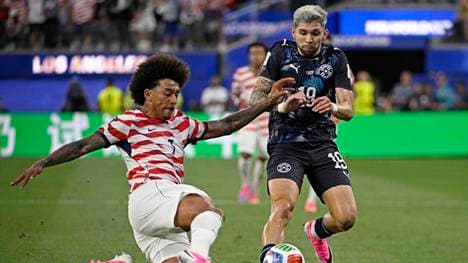 Chris Richards (l.) brachte jeden Pass an den Mitspieler