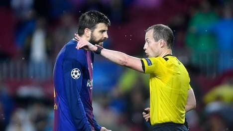 Gerard Pique wird von Schiedsrichter William Collum vom Feld verwiesen