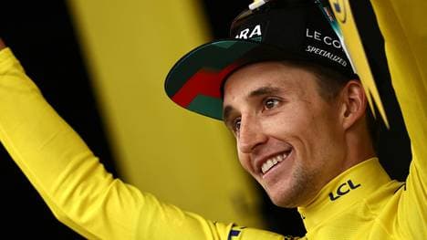 Jai Hindley trägt zum ersten Mal das Gelbe Trikot