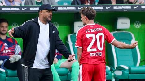 Bayern-Trainer Vincent Kompany im Gespräch mit Tom Bischof