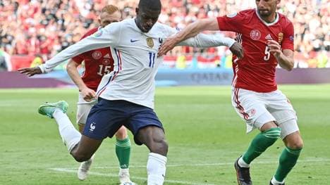 Ousmane Dembele wird auf eine Knieverletzung untersucht