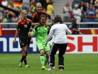 Im Snickers Fan Talks verrät Lena Goeßling, welche disziplinarische Maßnahmen ergriffen wurden, damit das Team auf die Erfolgsspur kam und am Ende den EM-Titel gewinnen konnte.