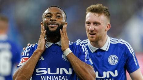 Moussa Sylla (l.) bejubelt seinen ersten Treffer