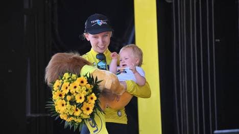 Lorena Wiebes feierte den Sprung ins Gelbe Trikot gemeinsam mit dem Baby einer Freundin