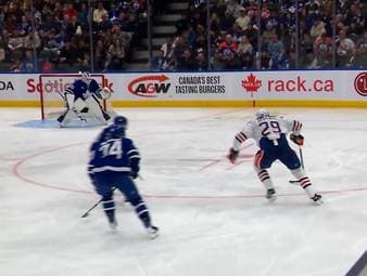 Die Toronto Maple Leafs und die Edmonton Oilers liefern sich im kanadischen NHL-Duell einen torreichen Schlagabtausch. Leon Draisaitl ist dabei gleich an drei Toren direkt beteiligt.