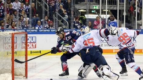 Die Eisbären Berlin besiegen die Adler Mannheim im Traditionsduell