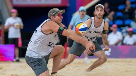 Nils Ehlers (l.) und Clemens Wickler sind bei der Beachvolleyball-WM weiter auf Kurs