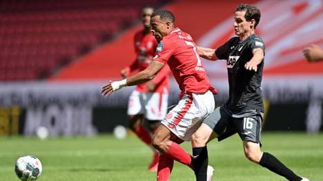 Sebastian Rudy (r.) sah eine Gelbe Karte