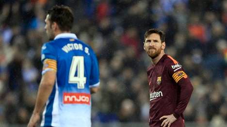 Lionel Messi (r.) vergab per Strafstoß die mögliche 1:0-Führung des FC Barcelona