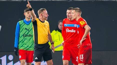 Ivan Nekic (r.) wurde vom Platz gestellt