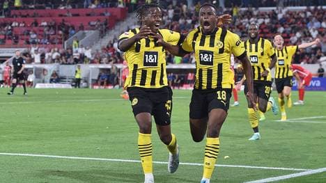 Jamie Bynoe-Gittens (l.) verlängerte seinen Vertrag beim BVB