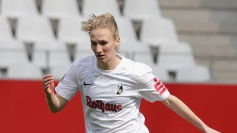 Jenista Clark vom SC Freiburg führt im Halbfinale des DFB-Pokals den Ball