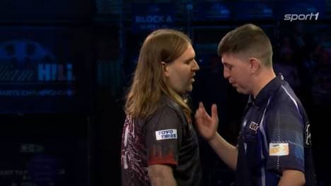 William Borland (r.) war gegen Ryan Searle chancenlos