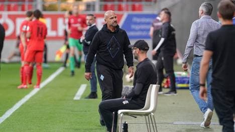 Mannheim-Coach Bernhard Trares fliegt - und wettert nach dem Spiel gegen den DFB