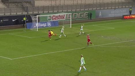 Die Spielerinnen des FC Bayern unterliegen dem VfL Wolfsburg