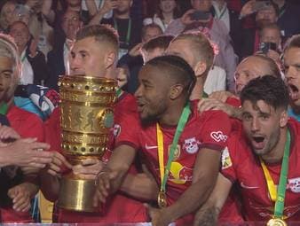 RB Leipzig hat den DFB-Pokal verteidigt. In einem ausgeglichenen Spiel fungiert ein Slapstick-Tor von Christopher Nkunku als Dosenöffner.