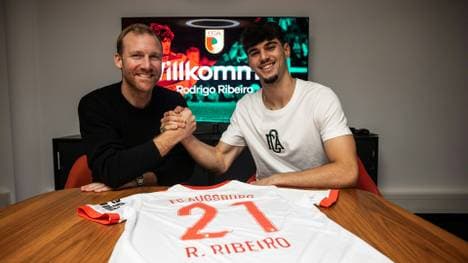 Sportchef Benni Weber mit Stürmer Rodrigo Ribeiro (r.)