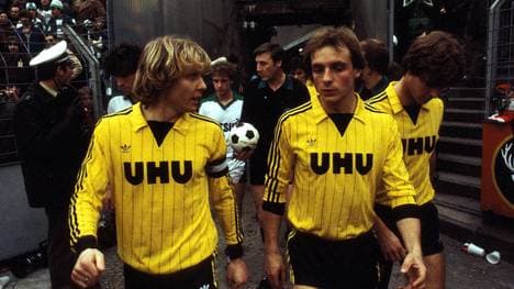Schalke-Legende Rüdiger Abramczik (r., mit Manfred Burgsmüller) im Trikot des Erzrivalen - nach fast 200 Spielen für die Knappen wechselte er zum BVB