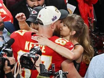 2024 sind die Kansas City Chiefs (mal wieder) das Maß aller Dinge in der NFL. Für Schlagzeilen sorgten diesmal aber nicht nur Patrick Mahomes und Co., sondern auch Pop-Star Taylor Swift.