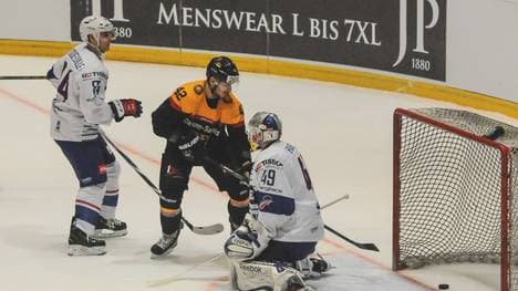 Yasin Ehliz (M.) erzielt das 3:0 für Deutschland