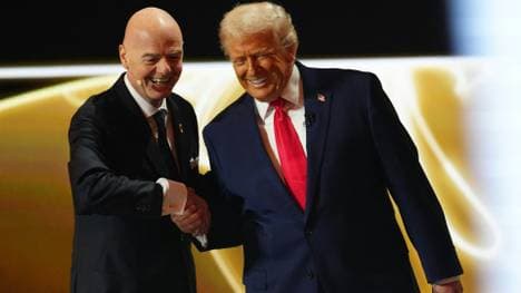 Infantino (l.) und Trump bei der WM-Auslosung 