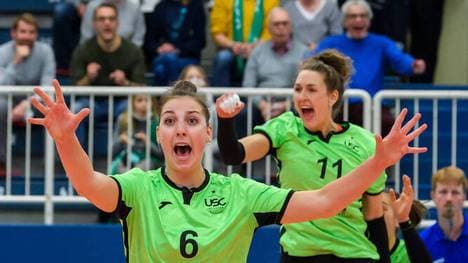 Iris Scholten (Nr. 6) und Barbara Wezorke (Nr. 11) vom USC Münster wollen auch im Halbfinale jubeln 