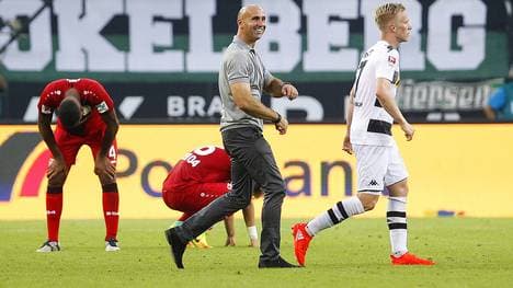 Gladbachs Trainer Andre Schubert (M.) erlebt einen traumhaften Saisonstart