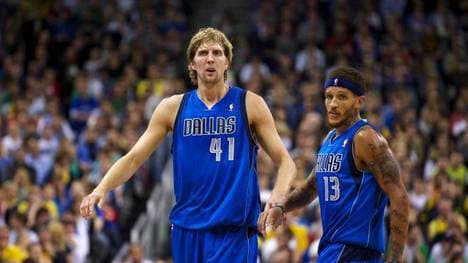 Dirk Nowitzki (l.) spielte 2012 mit Delonte West bei den Dallas Mavericks