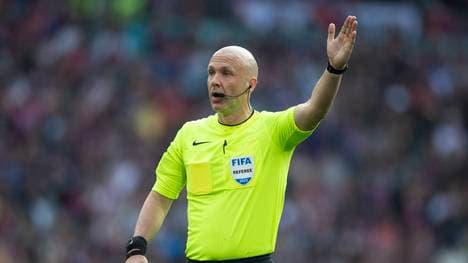 Anthony Taylor pfeift das Spiel des FC Bayern gegen Paris Saint-Germain